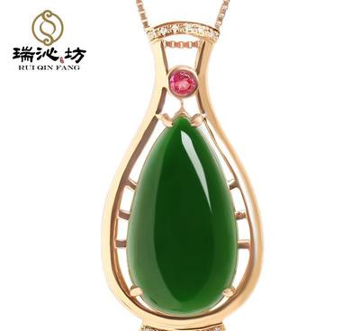 精致典雅 菠菜綠和田玉大碧玉吊墜，18K金鑲鉆，展現(xiàn)東方女性魅力