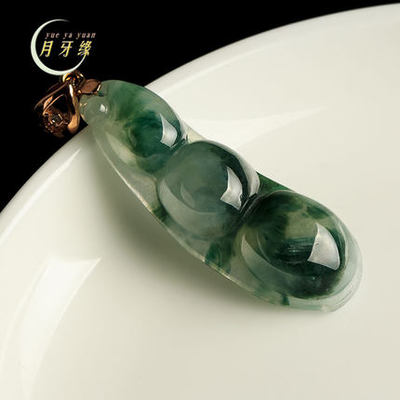 月牙緣珠寶 精雕細(xì)琢，四季常青——18K金鑲嵌飄花A貨翡翠四季豆吊墜鑒賞